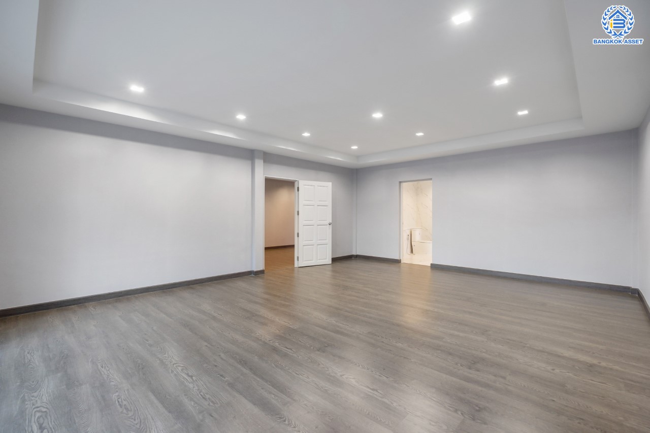 คฤหาสน์ตกแต่งใหม่ คุณภาพ LH ม.ชลลดา บางบัวทอง แปลงมุม เนื้อที่ 121 ตร.ว. ตกแต่งหรูหรา ตอบโจทย์ครอบครัวใหญ่ ด้วยฟังก์ชัน 4 ห้องนอน 6 ห้องน้ำ 1 ห้องอเนกประสงค์ 1 ห้องแม่บ้าน จอดรถได้ถึง 4 คัน มีสนามหญ้าด้านข้างกว้างขวาง พร้อม Facilities ครบ! บนทำเลคุณภาพ เชื่อมต่อได้หลายเส้นทาง ใกล้เซ็นทรัลเวสต์เกต และรถไฟฟ้า "สถานีบางพลู"